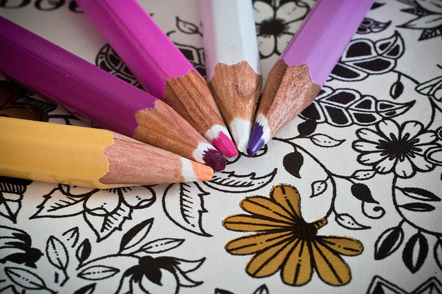omalovánky pro dospělé a barevné tužky.jpg